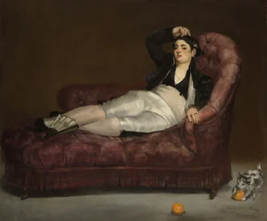 Jeune femme allongée en costume espagnol