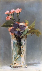 Violettes et clématites dans un vase en cristal