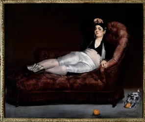 Jeune femme en costume d