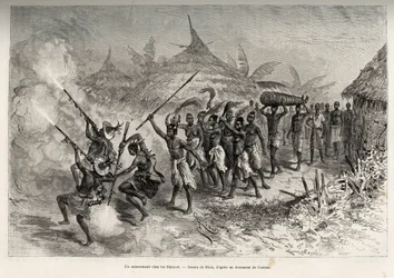 Un enterrement au Siene-re (Siene Re), à Fourou (Mali) : le cortège funèbre traverse le village, mené par les hommes armés de la famille du défunt, suivis des femmes portant des queues de vache et du corps du défunt, lié dans une natte. Gravure de Riou