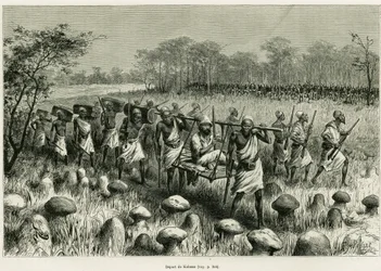 Départ de Kalassa, le narrateur voyageur dans sa chaise avec des porteurs. Gravure par Riou pour illustrer l