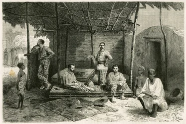 Installation de la mission à Nango pour un séjour de 10 mois, avec les portraits de Gallieni et de ses capitaines Vallière et Pietri, du docteur Tautain, ainsi que de ses interprètes, de son guide et de sa cantinière. Gravure de Riou, d