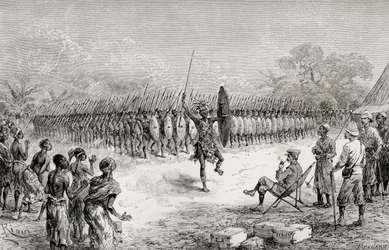 Sir Henry Morton Stanley regardant une danse phalange par les guerriers de Mazamboni à Usiri, 1890 (gravure sur bois)