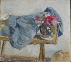 Roses rouges et étoffes sur une table, 1900-1901