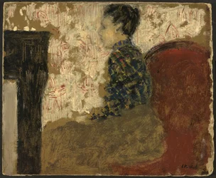 Femme assise près du foyer