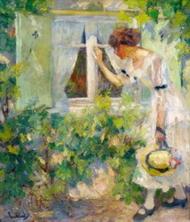 Jeune femme regardant par une fenêtre