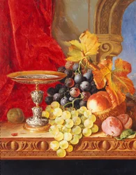 Raisins et une pêche avec une tazza sur une table à une fenêtre