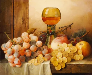 Raisins, pommes, prunes et une pêche avec un verre de hock sur un rebord drapé