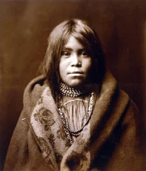 Une fille Apache, vers 1903, photo Edward S. Curtis