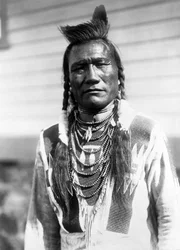 Bird Rattle, homme indien, vers 1910, photo Edward S. Curtis