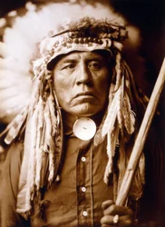 Curley, homme Apsaroke, portant une coiffe, c. 1905, photo Edward S. Curtis