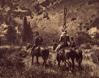 Dans Black Canon. Les Apsaroke, sans être exclusivement des montagnards, ont toujours aimé les collines, préférant les prairies monotones... l