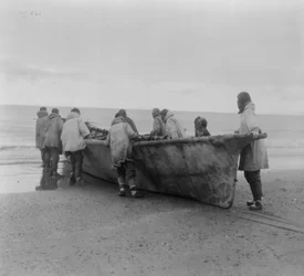 Amérindiens lançant un bateau baleinier au Cap Prince de Galles, Alaska, vers 1929