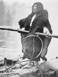 Indien Nootka avec harpon de baleinier, vers 1900 (photo n/b)