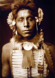 Sitting Eagle, homme Crow, vers 1905, photo Edward S. Curtis