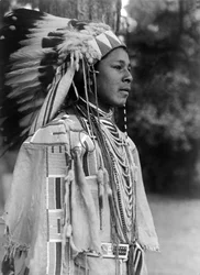 Jeune en costume de fête, Umatilla, vers 1910, photo Edward S. Curtis