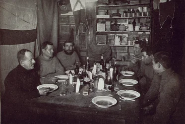 Les Hommes, dîner du jour de Midwinter, Expédition Antarctique Britannique, Cape Evans, 22 juin 1912