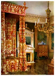 Lit de la reine Anne, commode sur un support et un candélabre en bois, 1910