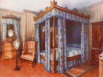 Une chambre Hepplewhite. Lit en satinwood incrusté avec rideaux en chintz. Commode en satinwood incrusté et armoire en acajou