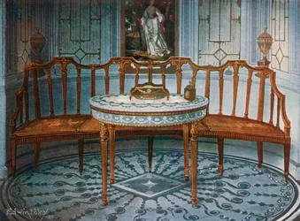 Canapé en satinwood sculpté. Table peinte et dorée