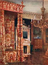 Lit de la reine Anne. Commode sur pied. Candélabre en bois