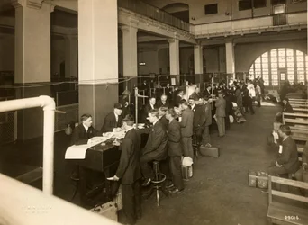 Immigrants enregistrés dans le hall principal, Station d