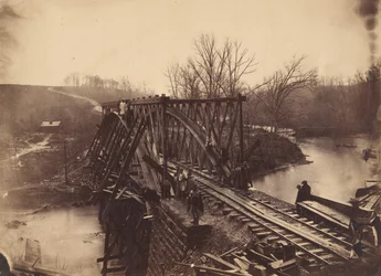 Partie du corps de construction construisant un nouveau pont militaire en treillis à Bull Run