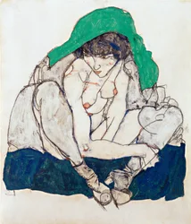Femme accroupie avec foulard vert