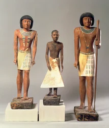 Trois statues de Metjetji, provenant peut-être de Saqqarah, Ancien Empire, de la fin de la Ve au début de la VIe dynastie (vers 2360-2340 av. J.-C.)
