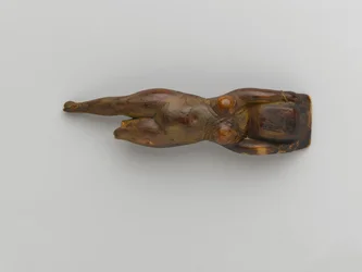 Plat de toilette tenu par une figure de femme flottante, de Saqqara
