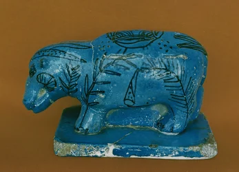 Hippopotame bleu à décor noir, provenant de Dra Aboul Naga, Moyen Empire