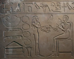 Détail du relief avec un serviteur montrant des bijoux à la reine, du sarcophage de la reine Kawit, Temple de Montouhotep II, Deir el Bahari, Égypte
