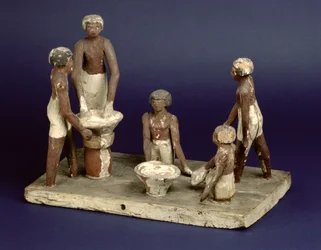 Modèle de cinq hommes brassant, de Beni Hasan, Moyen Empire, c.2035-1668 av. J.-C.