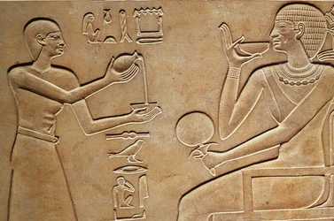 La reine Kawit à sa toilette, du sarcophage de la reine Kawit, trouvé à Deir el-Bahri, Moyen Empire, c.2061-2010 av. J.-C.
