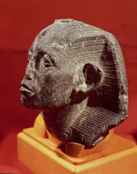 Tête de Sésostris III, de Médamoud près de Karnak, Moyen Empire, vers 1862-43 av. J.-C.
