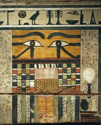 Détail du panneau avec des yeux apotropaïques surmontant une porte fermée, symbolisant la transition vers le monde souterrain