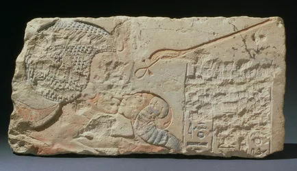 Un baiser, relief de la reine Néfertiti embrassant l