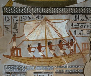 Un navire funéraire emmène la momie de Sennufer pour son dernier voyage à Abydos ...
