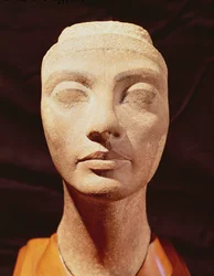 Une tête royale, possiblement de Néfertiti, de Memphis, Nouvel Empire