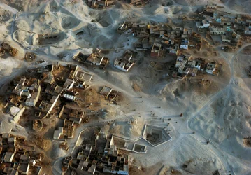 Vue aérienne du site archéologique de Qurna, Sheikh Abd el-Qurna, Nécropole thébaine, Égypte, Nouvel Empire, XVIIIe-XIXe dynastie