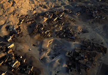 Vue aérienne du site archéologique de Qurna, Sheikh Abd el-Qurna, Nécropole thébaine, Égypte, Nouvel Empire, Dynastie XVIII-XIX