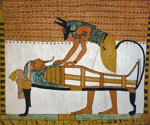 Anubis, dieu des morts, penché sur la momie de Sennutem ...