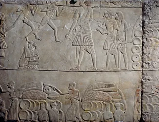 Disposition des aliments dans les entrepôts, relief mural en calcaire, de la tombe memphite d