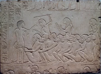 Prisonniers noirs entourés de gardes armés, relief de la tombe memphite d