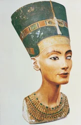 Buste de la reine Néfertiti, du studio du sculpteur Thoutmôsis à Tell el-Amarna (voir aussi 114018, 114019 & 114020)