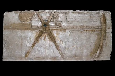 Bloc de calcaire sculpté et peint avec représentation d