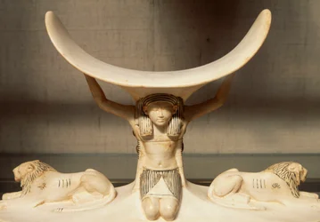 Appuie-tête en ivoire sculpté soutenu par Shu, personnification de l