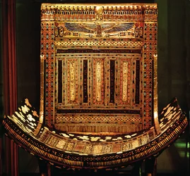 Chaise cérémonielle de Toutânkhamon, détail du siège incurvé et du dossier, Nouvel Empire, vers 1325 av. J.-C. (détail de 59232)