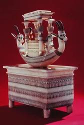 Coffre avec un bateau décoré de deux têtes d