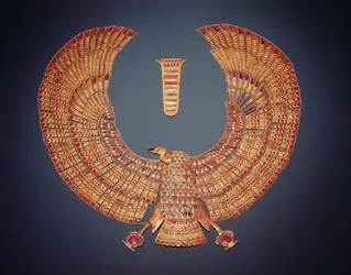 Collier en forme de la déesse vautour Nekhbet, provenant de la tombe de Toutânkhamon (v. 1370-1352 av. J.-C.), Nouvel Empire, or incrusté de pierres semi-précieuses